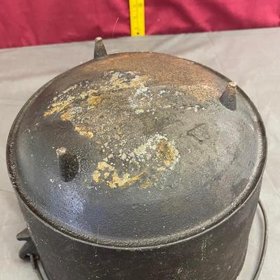 Cast iron pot