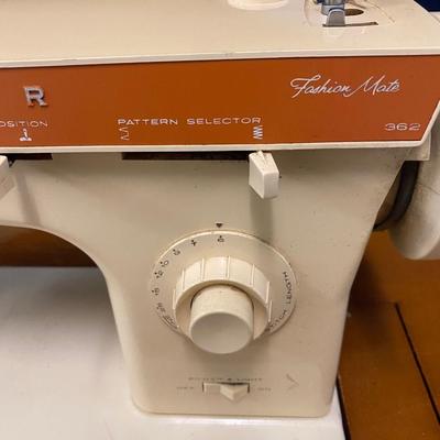 Singer Fashion Mate Sewing Machine in Cabinet