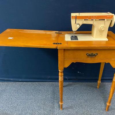 Singer Fashion Mate Sewing Machine in Cabinet