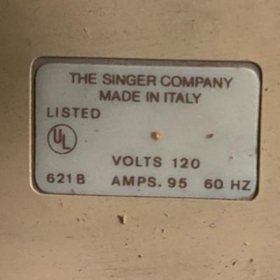 Singer Fashion Mate Sewing Machine in Cabinet