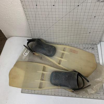 #136 Adult Rubber Flippers