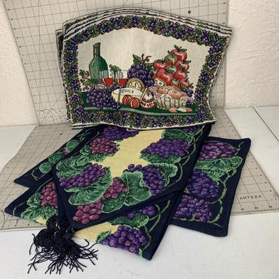 #251 Wine/Grapes Tabble Runner and Placemats