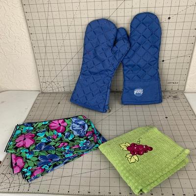 #252 Napkins and Oven Mitts