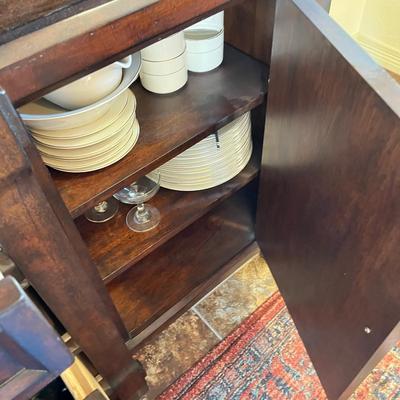 Gorgeous Dining Room Table & Chairs & Hutch!