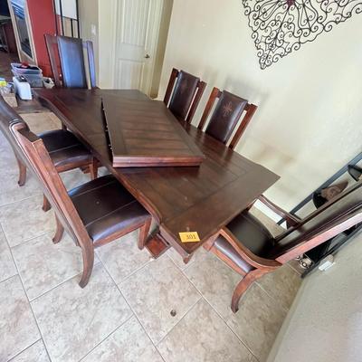Gorgeous Dining Room Table & Chairs & Hutch!