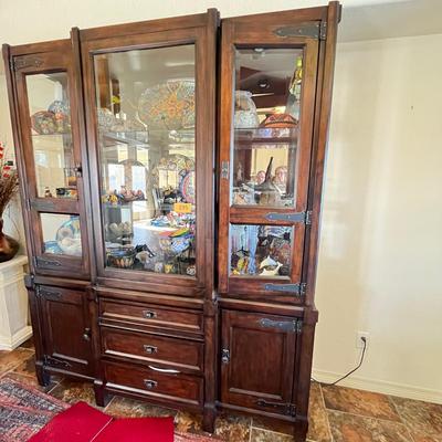 Gorgeous Dining Room Table & Chairs & Hutch!