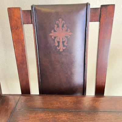 Gorgeous Dining Room Table & Chairs & Hutch!