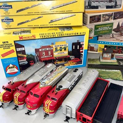 LOT 21  COLLECTION OF HO GAUGE ELECTRIC TRAINS TRACK BUILDINGS RAILROAD SET UP