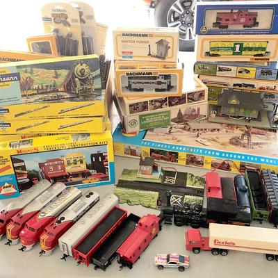 LOT 21  COLLECTION OF HO GAUGE ELECTRIC TRAINS TRACK BUILDINGS RAILROAD SET UP