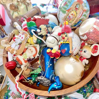 LOT 22 JOYFUL CHRISTMAS DECORATION GROUP ORNAMENTS STARBUCKS CHEASE BOARD