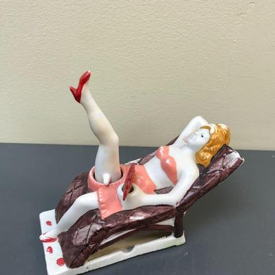 Vintage 1940's pinup girl Naughty Nodder ashtray moving fan and leg.
