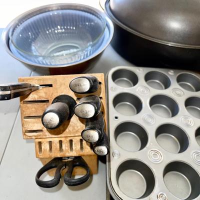 LOT 24  MISC. GROUP OF KITCHEN POTS & PANS MR COFFEE BAKING SHEETS KNIFE BLOCK