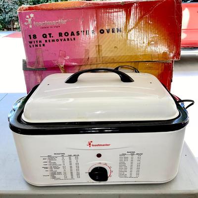LOT 25  NEW IN BOX TOASTMASTER 18QT ROASTER W/REMOVABLE LINER