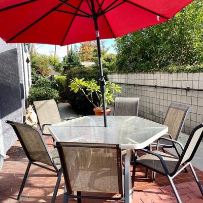 LOT 27  OUTDOOR HEXAGON GLASS TOP PATIO TABLE 6 CHAIRS & RED MARKET UMBRELLA