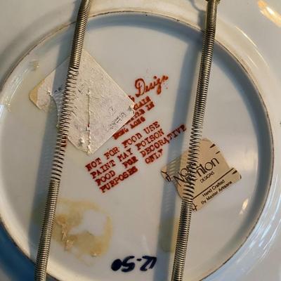 Lot of 2 decorative plates