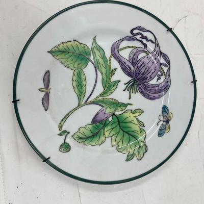 Lot of 2 decorative plates