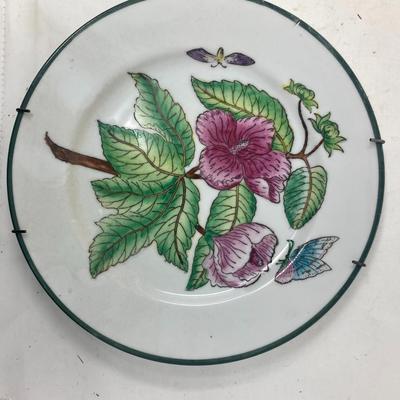 Lot of 2 decorative plates