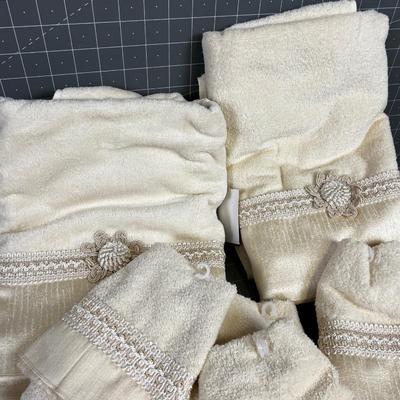 Cream Colored NEW Decorative Hand Towel and Wash clothes. 