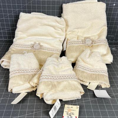 Cream Colored NEW Decorative Hand Towel and Wash clothes. 
