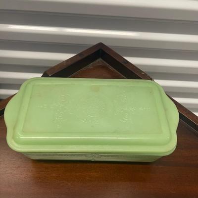 Green jadeite rectangle casserole dish with lid. 10” x 5”. Approx 3” tall