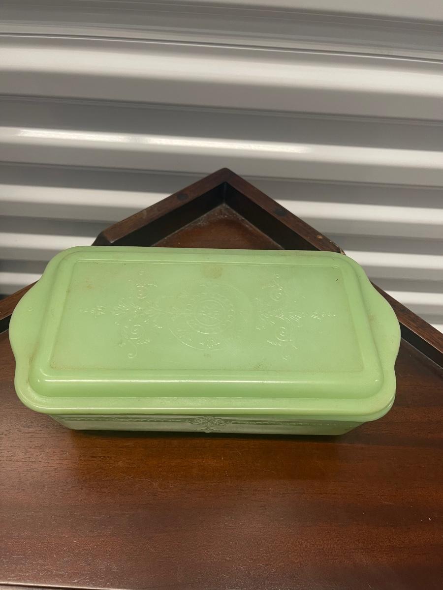 Green jadeite rectangle casserole dish with lid. 10” x 5”. Approx 3