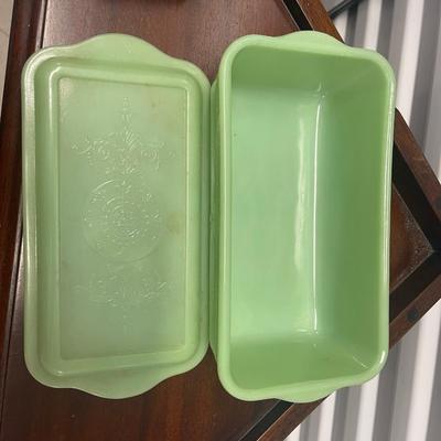 Green jadeite rectangle casserole dish with lid. 10” x 5”. Approx 3” tall