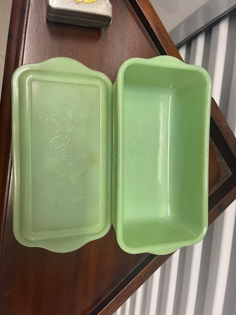 Green jadeite rectangle casserole dish with lid. 10” x 5”. Approx 3
