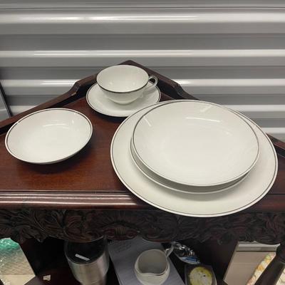 Moderne Harmony House vintage dinnerware. Not a complete set. See details