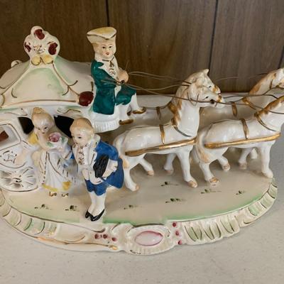 Elizabethan Theme Porcelain Horse & Carriage