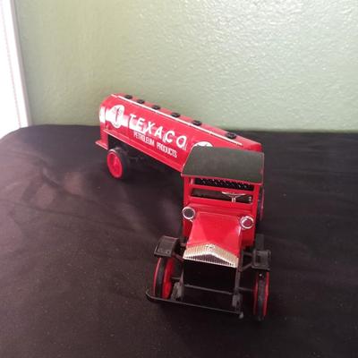 VINTAGE METAL TEXACO TANKER BANK WITH KEY