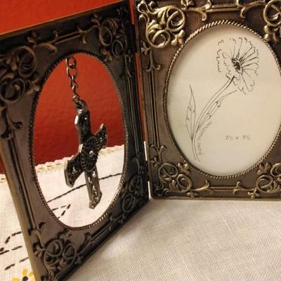 Beautiful New 3.5 x 2.5 Stand Alone Frame