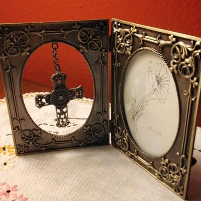 Beautiful New 3.5 x 2.5 Stand Alone Frame