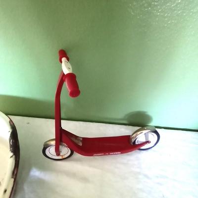 ENAMEL WASH TUB AND RADIO RED FLYER SCOOTER
