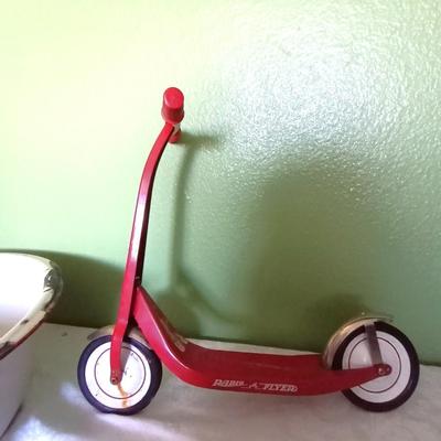 ENAMEL WASH TUB AND RADIO RED FLYER SCOOTER