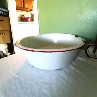 ENAMEL WASH TUB AND RADIO RED FLYER SCOOTER