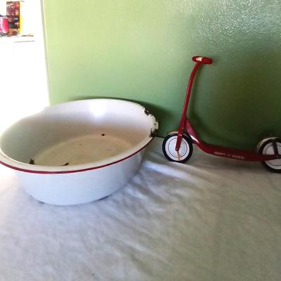 ENAMEL WASH TUB AND RADIO RED FLYER SCOOTER