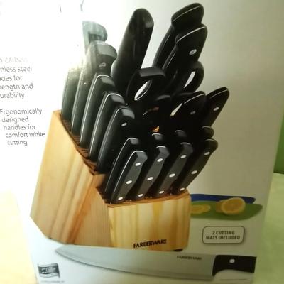 NEW FARBERWARE 23PC CUTERY SET