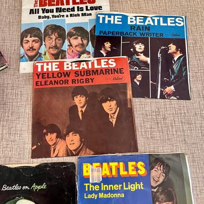 Lot 33 Beatles Group 4 Hardcover Books + 6 45's  John Paul George Ringo