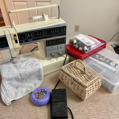Lot 43 Singer Sewing Machine Model 6267 Embroidery Serger Button Hole + Notions