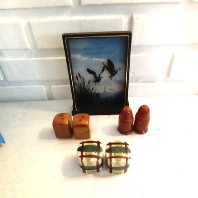 VINTAGE S&P'S AND FRAMED WALL HANGING