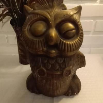 CERAMIC OWL FIGURINE AND VASE ARRANGEMENT