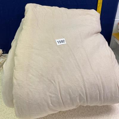 Full/ Queen Comforter