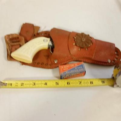LOT 65   VINTAGE CAP GUN LEATHER HOLSTER AND BOX OF CAPS