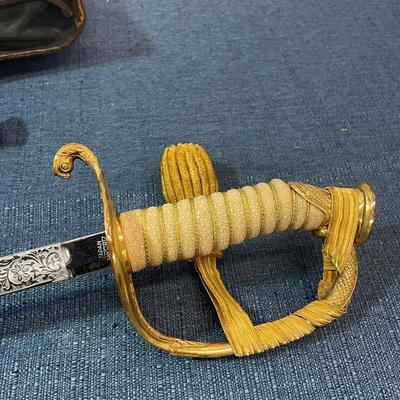 LOT 679:  VINTAGE US NAVY  SWORD