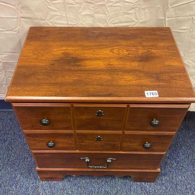 Small Dresser. 23x15.5x25.5