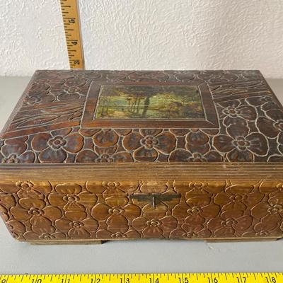 Vintage trinket/jewelry box