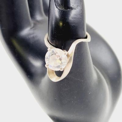 BEAUTIFUL . 925 SILVER RING W/ CUBIC ZIRCONIA