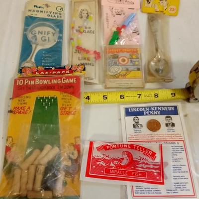 LOT 83  EIGHT OLD DIMESTORE TOYS PUZZLES, GAGS