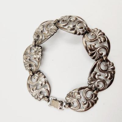 BEAUTIFUL DETAILED SILVER TONED BRACELET