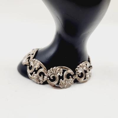 BEAUTIFUL DETAILED SILVER TONED BRACELET